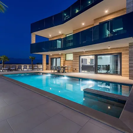 Cozy In With Heated Swimming Pool Holiday home