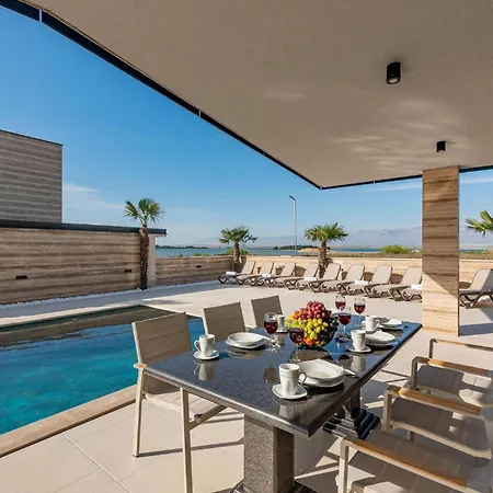 Cozy In With Heated Swimming Pool Holiday home *